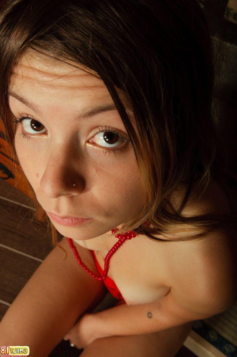 15P Pictures of teen amateur Emily 18 exposing her hot body