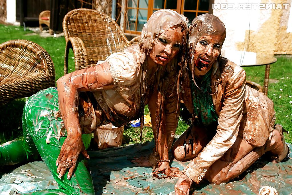 16P Kinky fashionistas make some slimy foodplay action outdoor