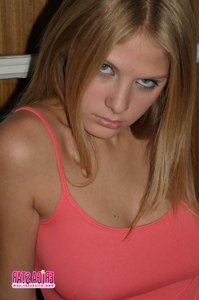 15P Pictures of Erica Star teasing in short shorts and heels