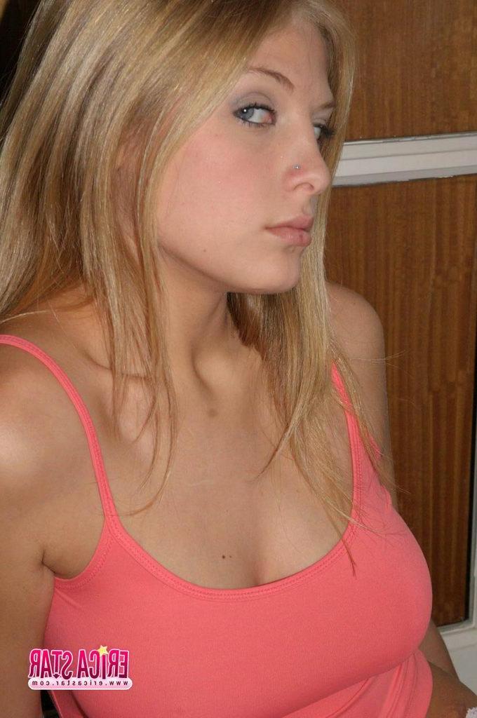 15P Pictures of Erica Star teasing in short shorts and heels