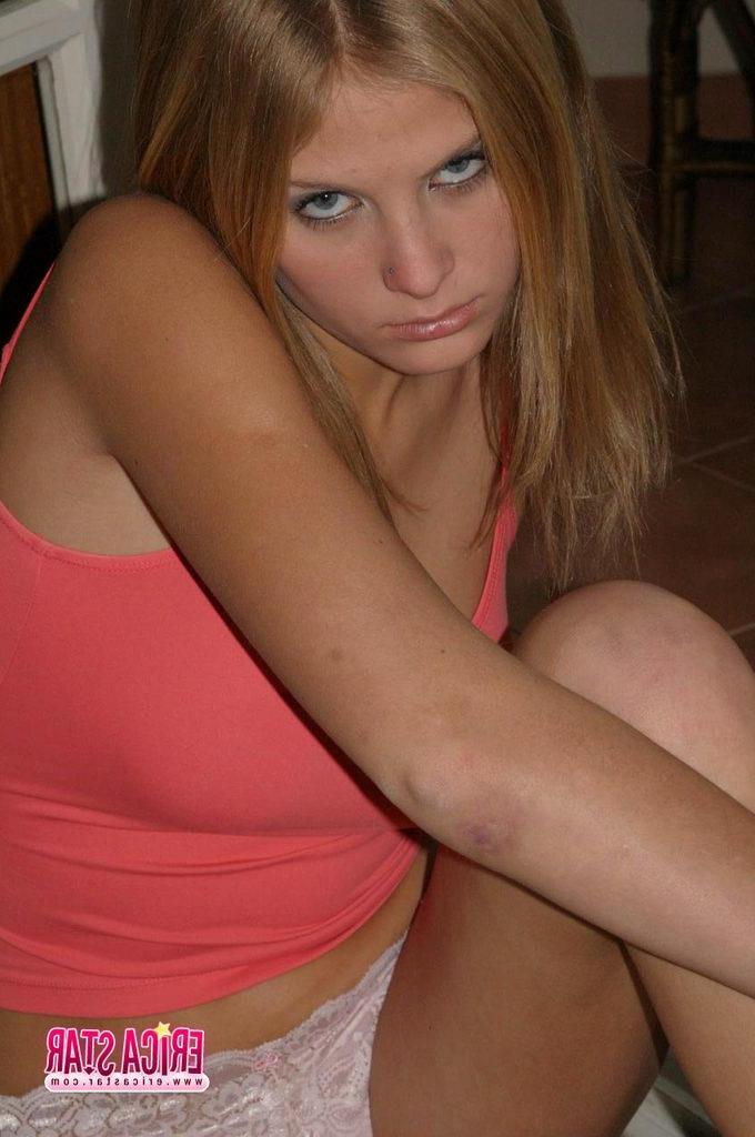 15P Pictures of Erica Star teasing in short shorts and heels