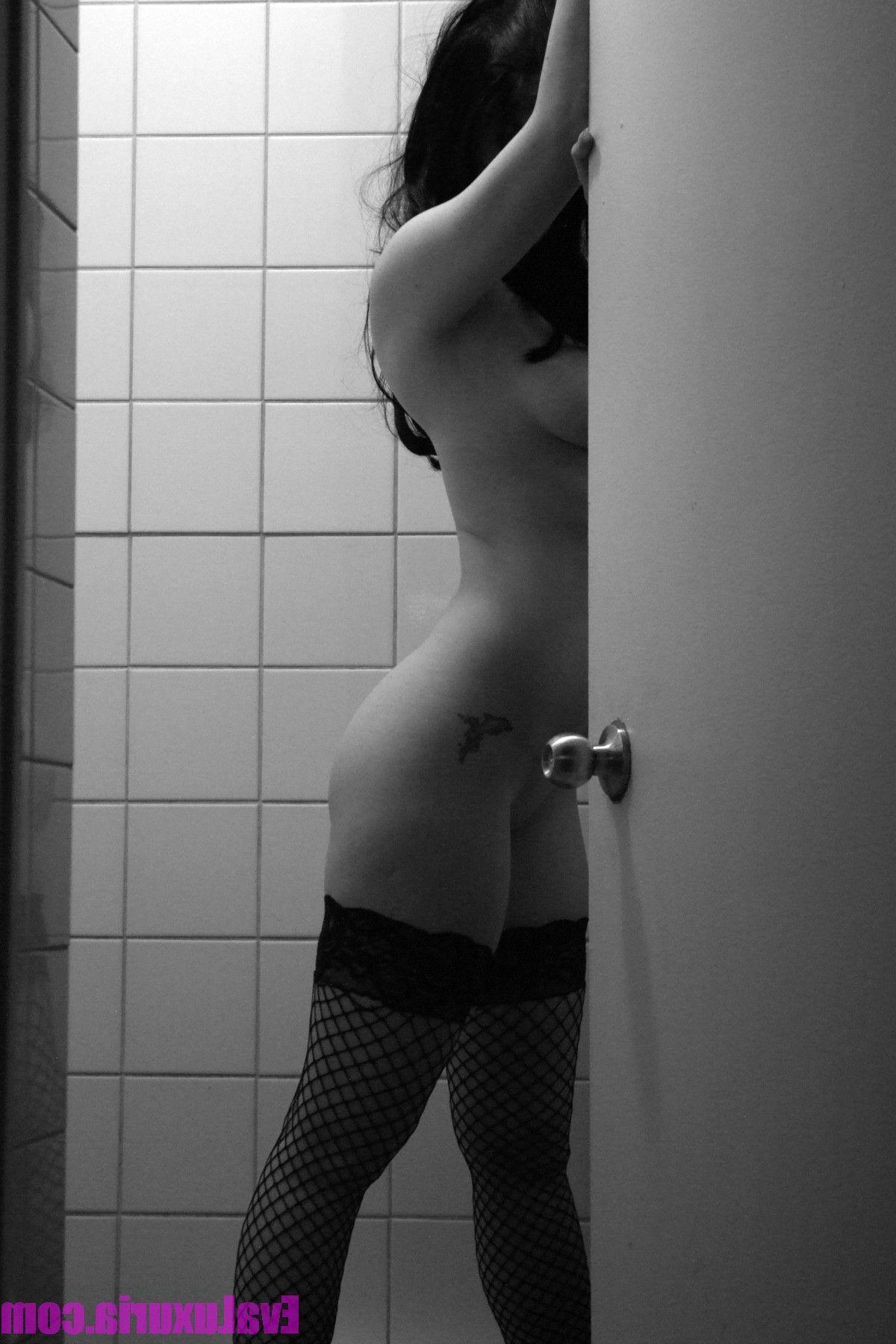 16P Pictures of teen Eva Luxuria handcuffed for your pleasure