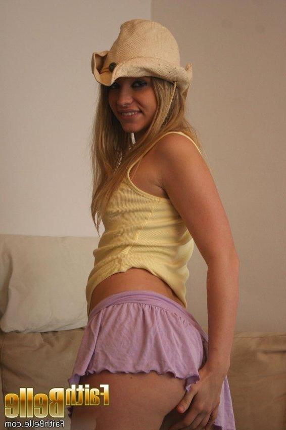 20P Pictures of Faith Belle showing off her body on the couch