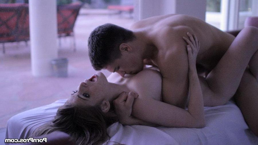 16P Natural redhead teen Faye Reagan makes a hot sex tape at home