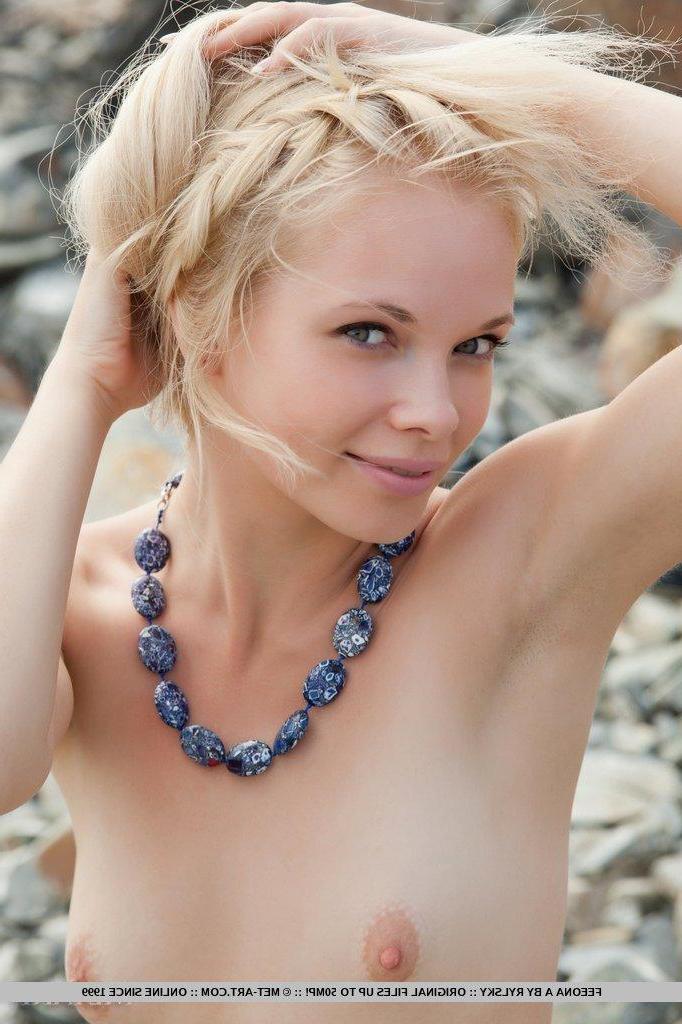 18P Pictures of blonde beauty Feeona A getting naked on the beach
