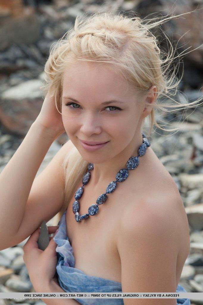 18P Pictures of blonde beauty Feeona A getting naked on the beach