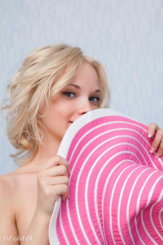 16P Master photographer Rylsky captures the elegant yet naughty allure of Feona as she poses confidently with her pink hat on.