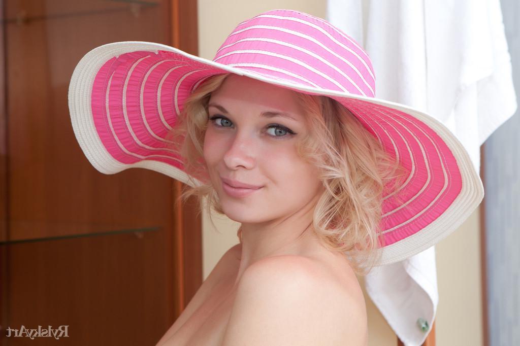 16P Master photographer Rylsky captures the elegant yet naughty allure of Feona as she poses confidently with her pink hat on.
