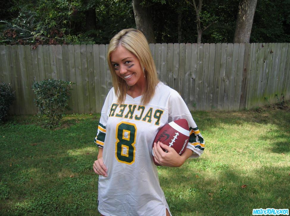 20P Pictures of teen babe Foxy Jacky playing football in the back yard