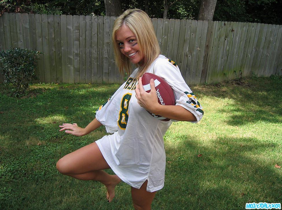 20P Pictures of teen babe Foxy Jacky playing football in the back yard