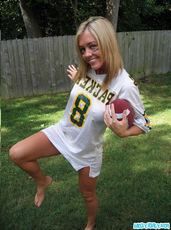 20P Pictures of teen babe Foxy Jacky playing football in the back yard