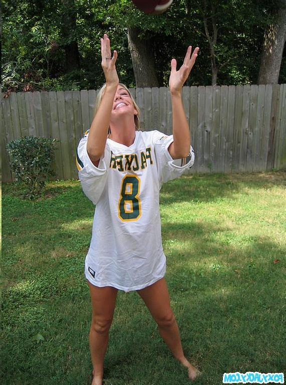 20P Pictures of teen babe Foxy Jacky playing football in the back yard