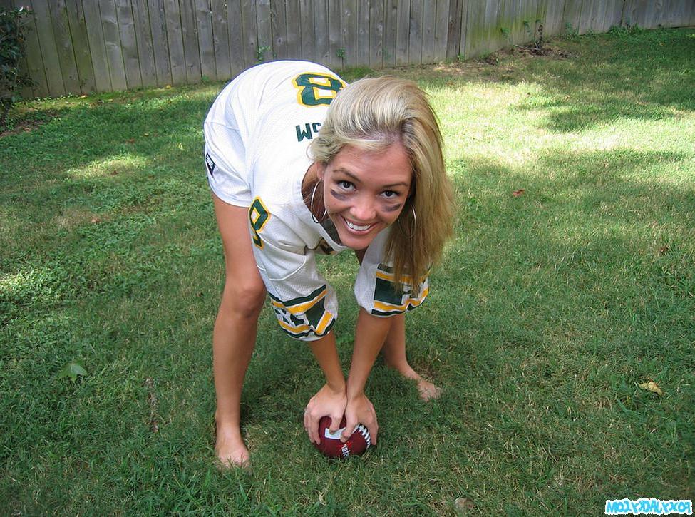 20P Pictures of teen babe Foxy Jacky playing football in the back yard
