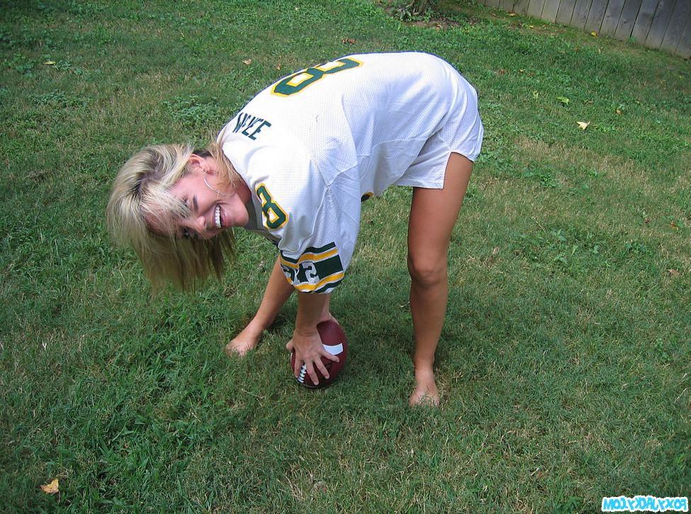 20P Pictures of teen babe Foxy Jacky playing football in the back yard
