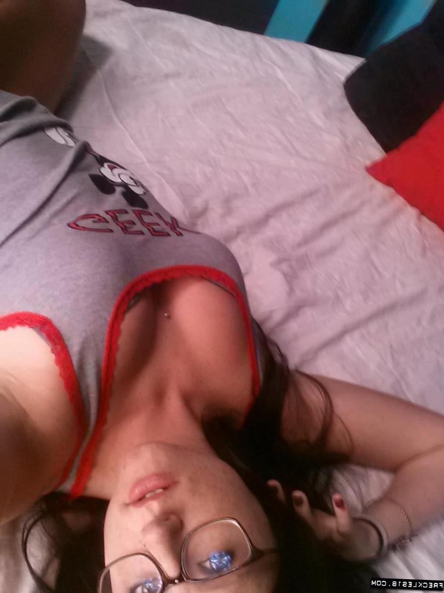 12P Freckles 18 wants to be your very own sexy geek girl