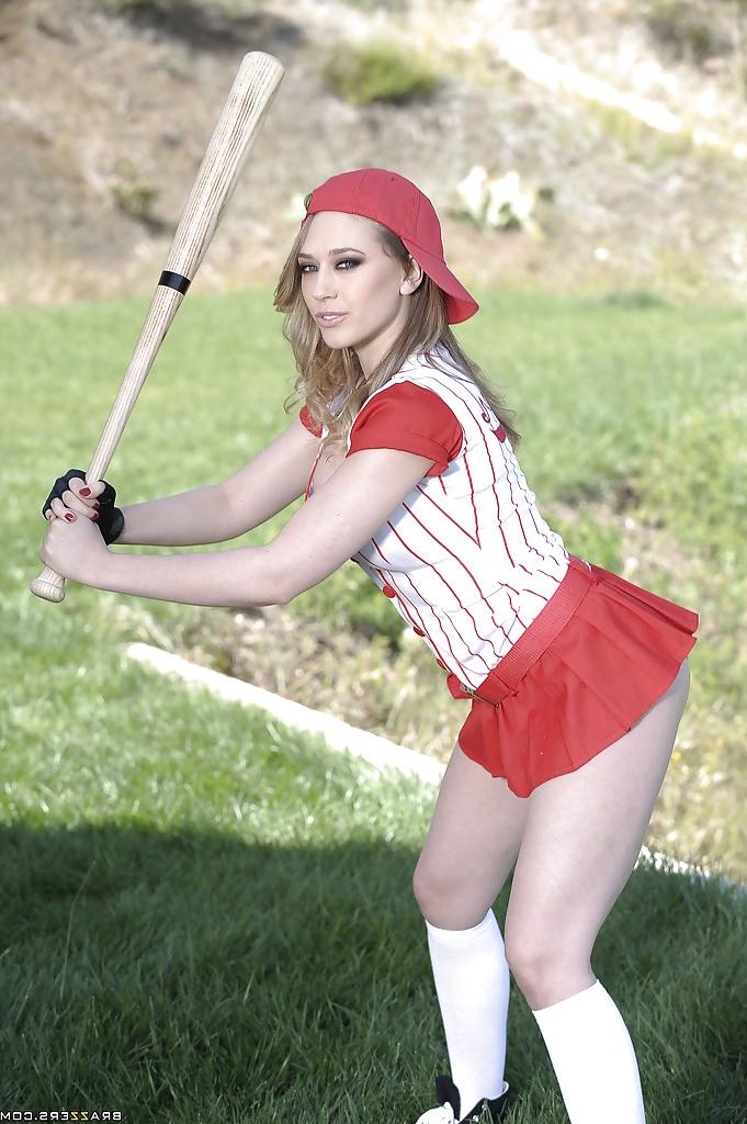 16P Gorgeous babe Kagney Linn Karter taking off her sport outfit outdoor