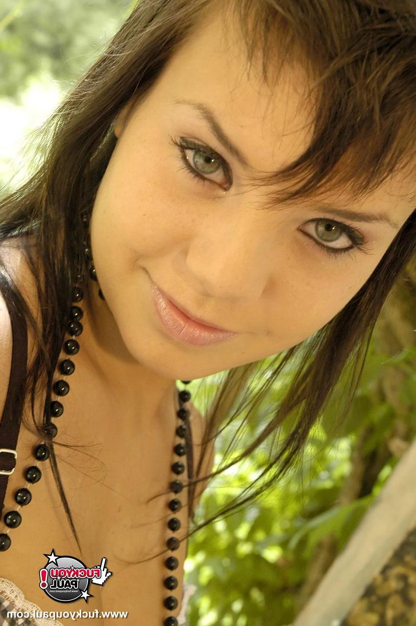 16P Photos de la jeune amateur de porno Fuck You Paul exhibant son corps nu