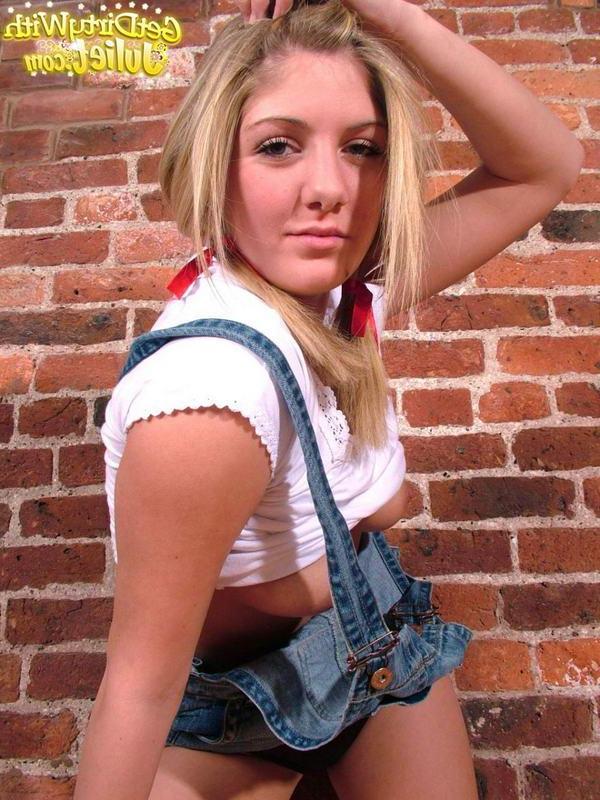 16P Pictures of Get Dirty With Juliet stripping for sex with you
