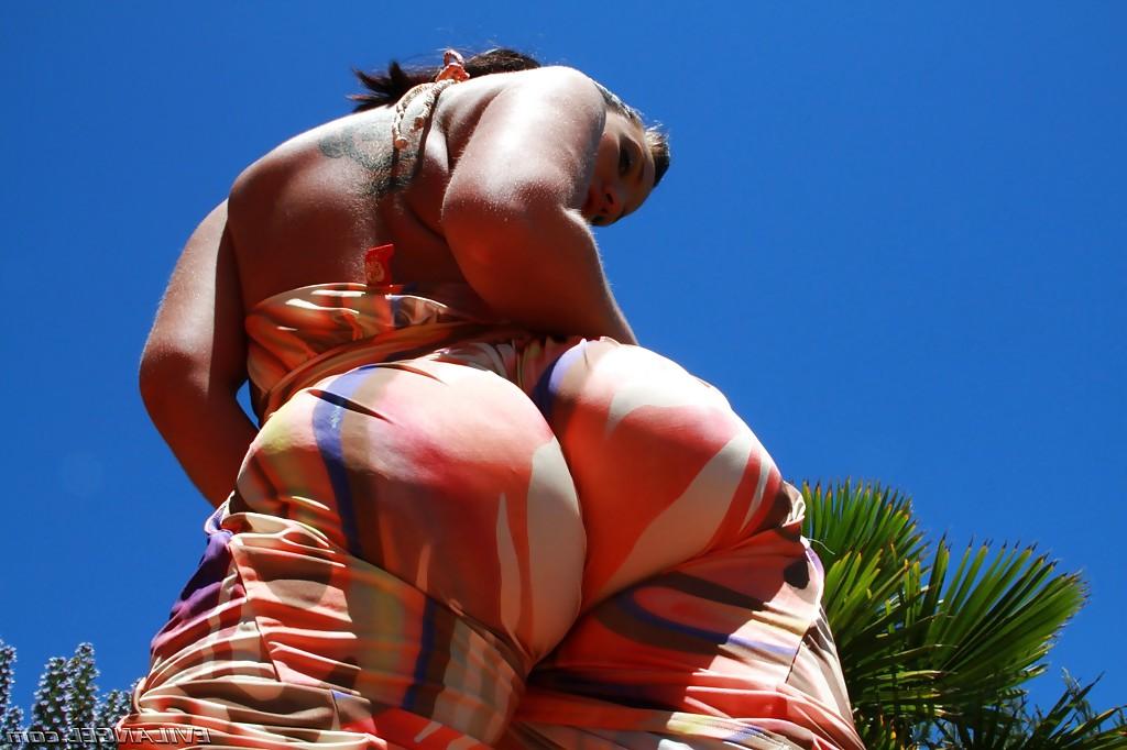 16P Naughty chick Kelly Divine uncovering her big jugs and fatty butt outdoor