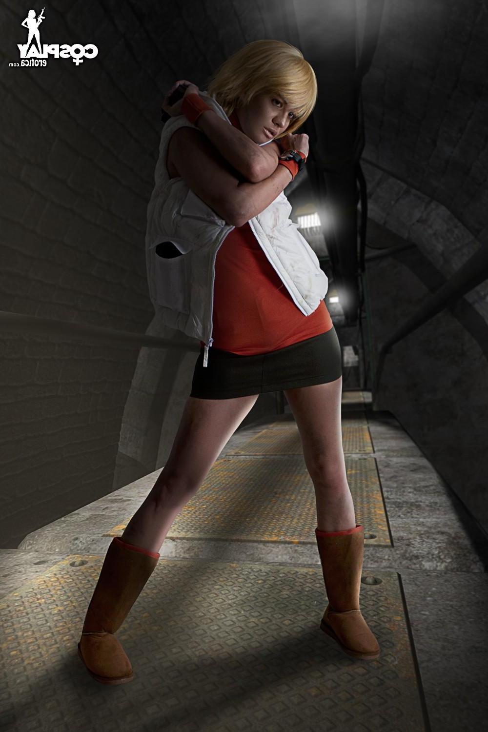 12P Cosplay girl Ginger kicks ass with her body
