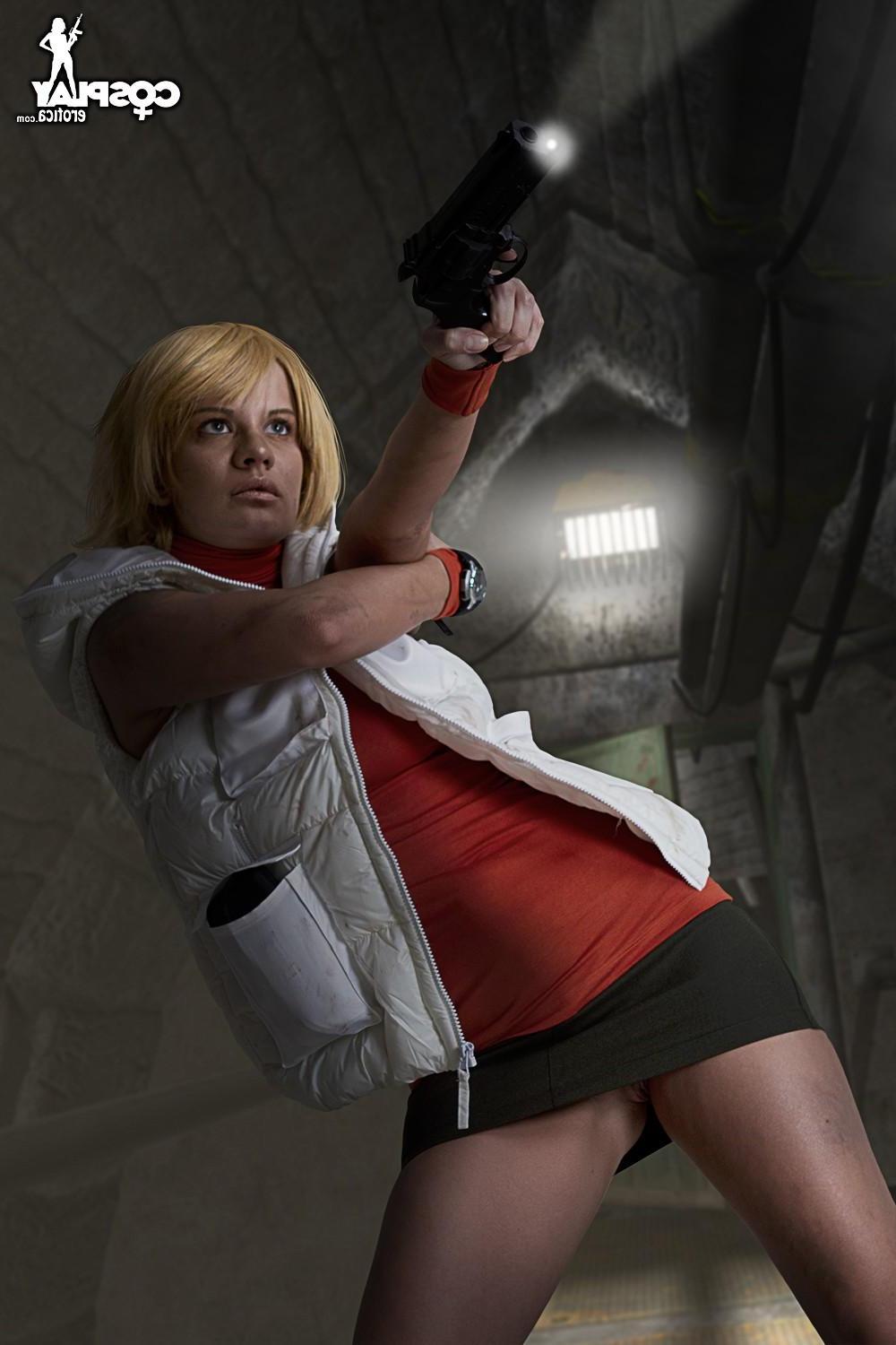 12P Cosplay girl Ginger kicks ass with her body