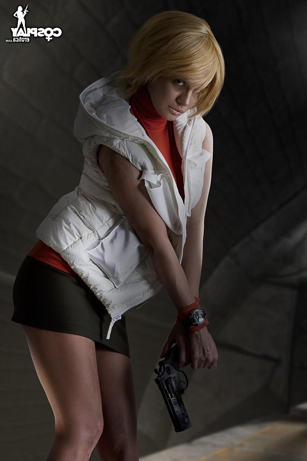 12P Cosplay girl Ginger kicks ass with her body