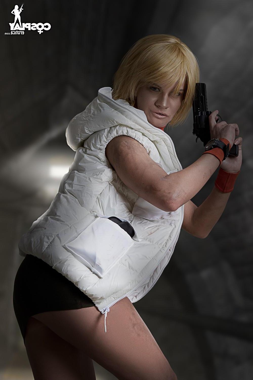12P Cosplay girl Ginger kicks ass with her body