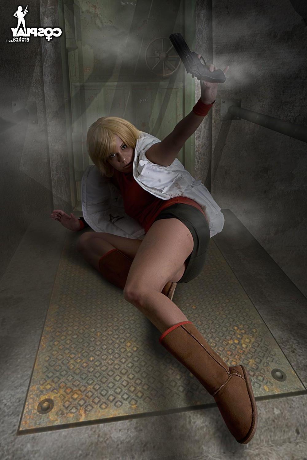 12P Cosplay girl Ginger kicks ass with her body