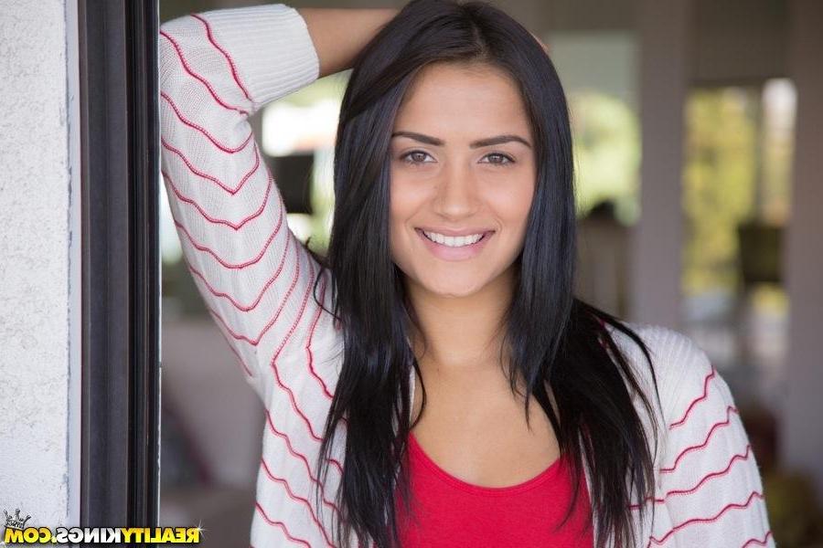 20P Hot 18 year-old Giselle Mari enjoys a hard fuck in bed