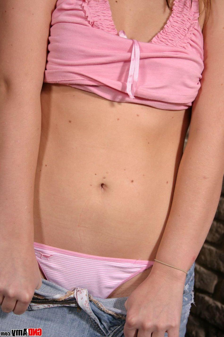 12P Pictures of GND Amy showing her hot body
