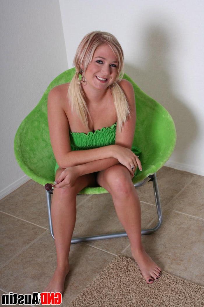 12P Blonde babe Austin teases with her perfect perky boobs as she pulls down her lil green dress