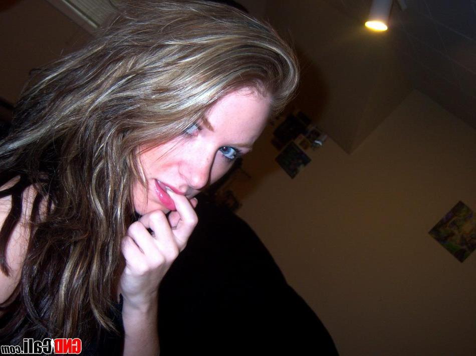 16P Pictures of teen star GND Cali waiting for you in her bedroom