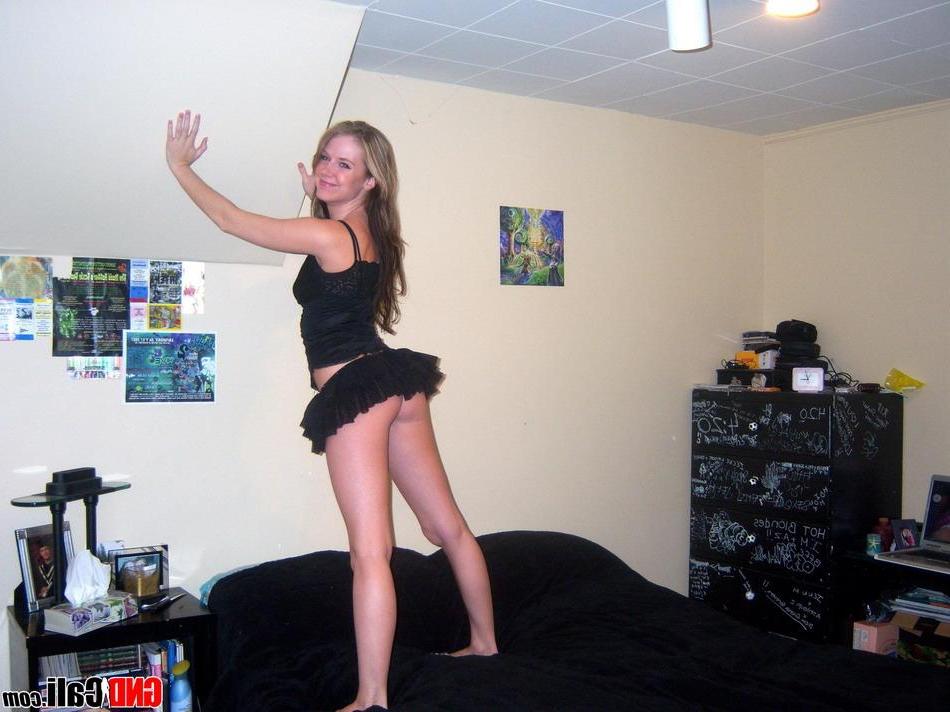 16P Pictures of teen star GND Cali waiting for you in her bedroom