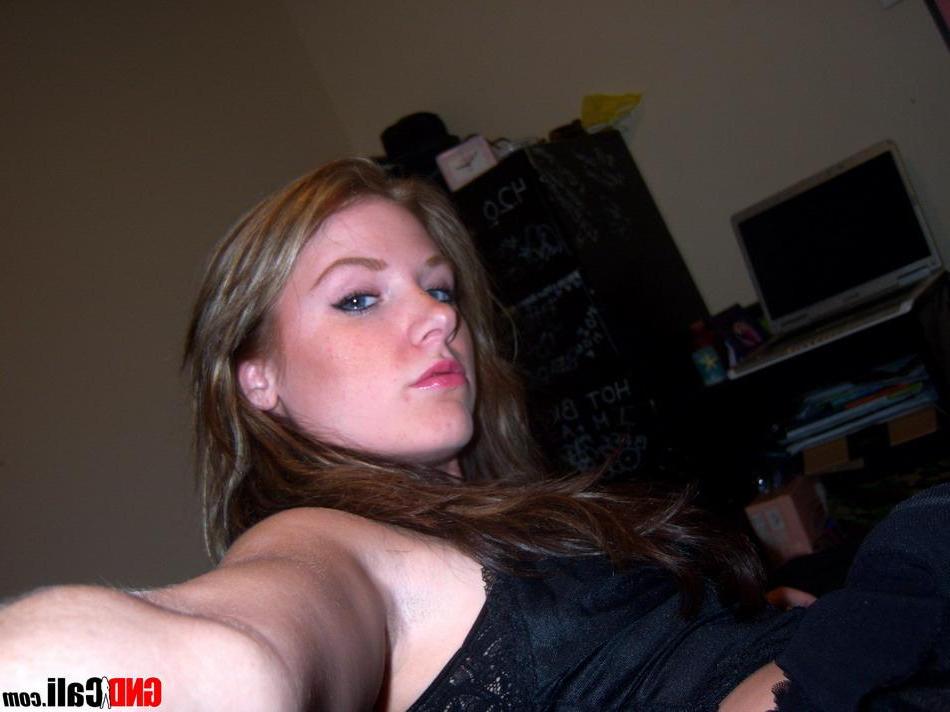 16P Pictures of teen star GND Cali waiting for you in her bedroom