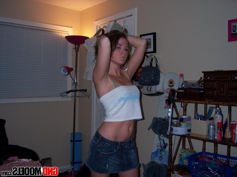 16P Pictures of teen GND Cali giving you a hot tease from the bedroom