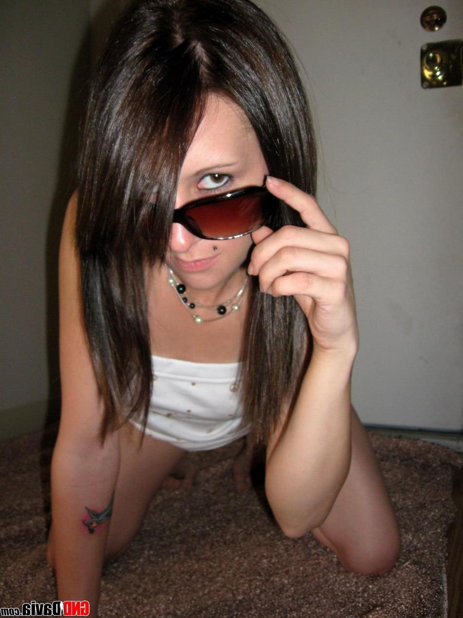 16P Pictures of teen babe GND Davia teasing with her hot body