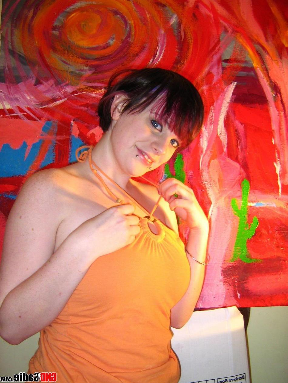 16P Pictures of GND Sadie teasing with her hot body