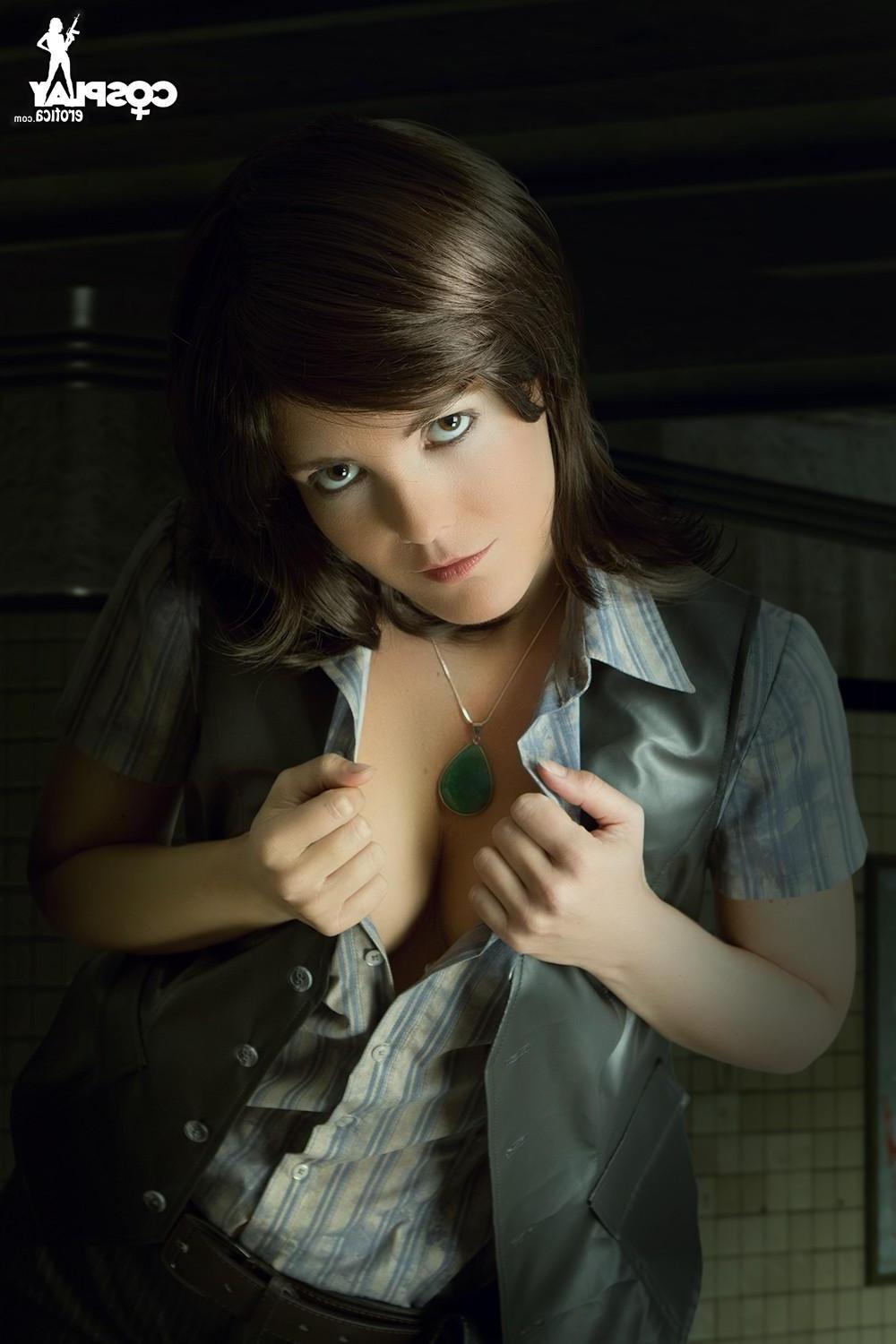 12P Cosplay hottie Gogo dresses up as Halena Harper and strips nude