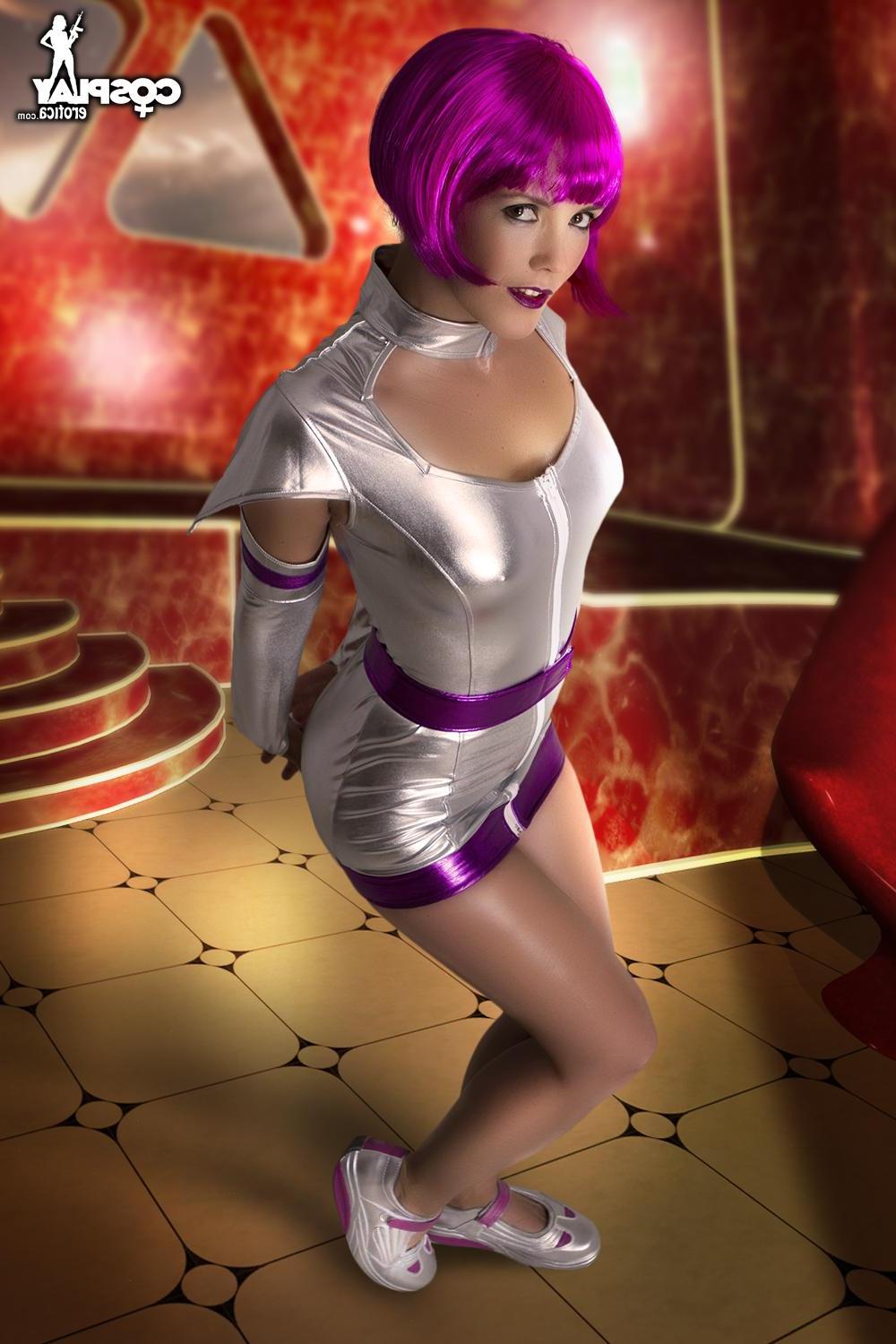 12P Cosplay hottie Gogo exposes her hot body in costume