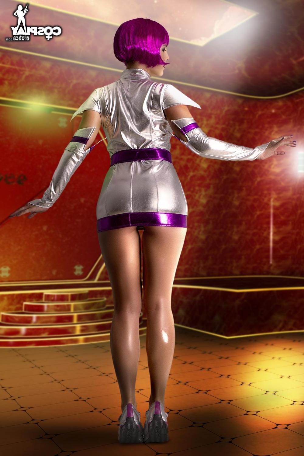 12P Cosplay hottie Gogo exposes her hot body in costume