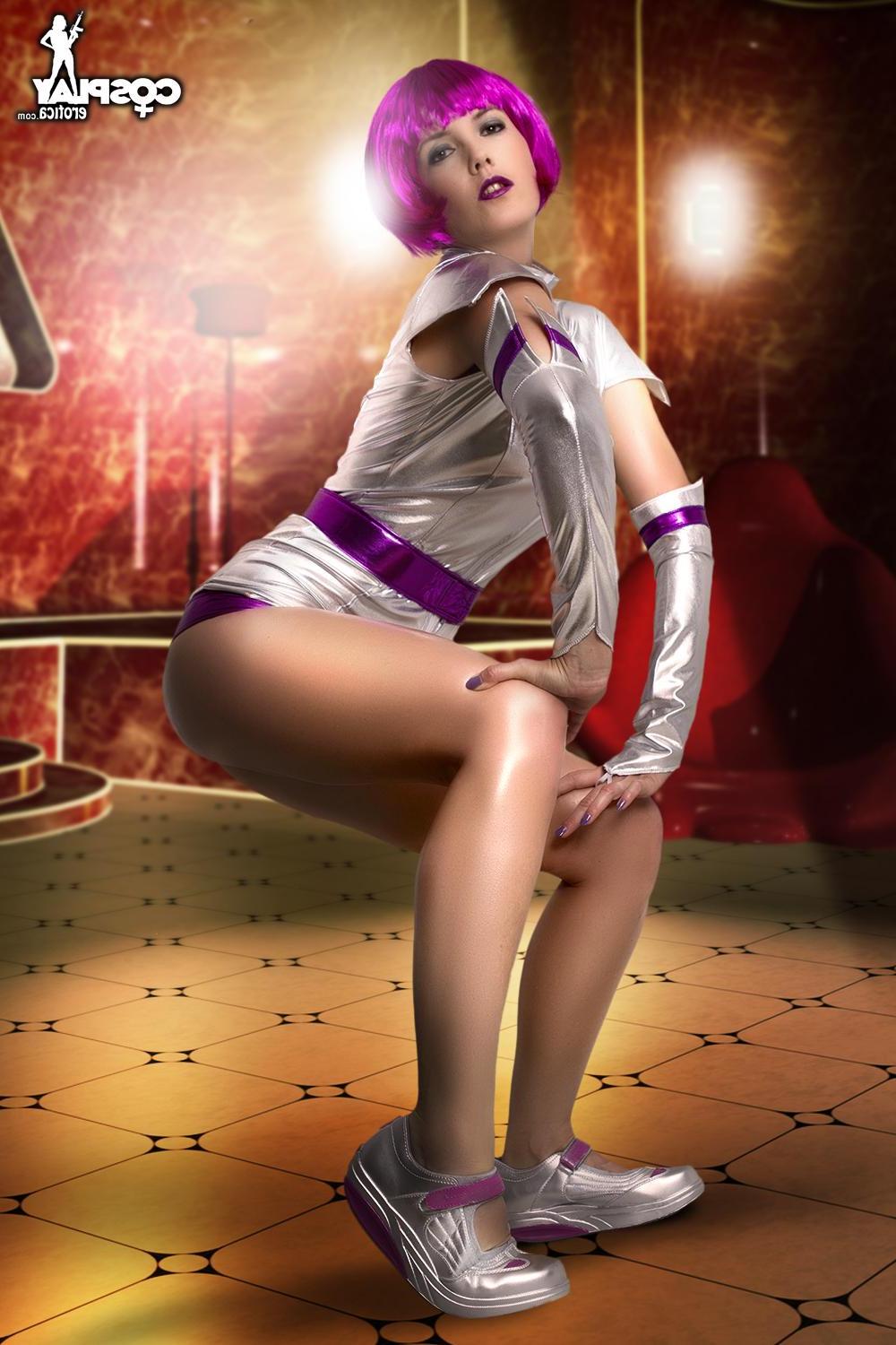 12P Cosplay hottie Gogo exposes her hot body in costume
