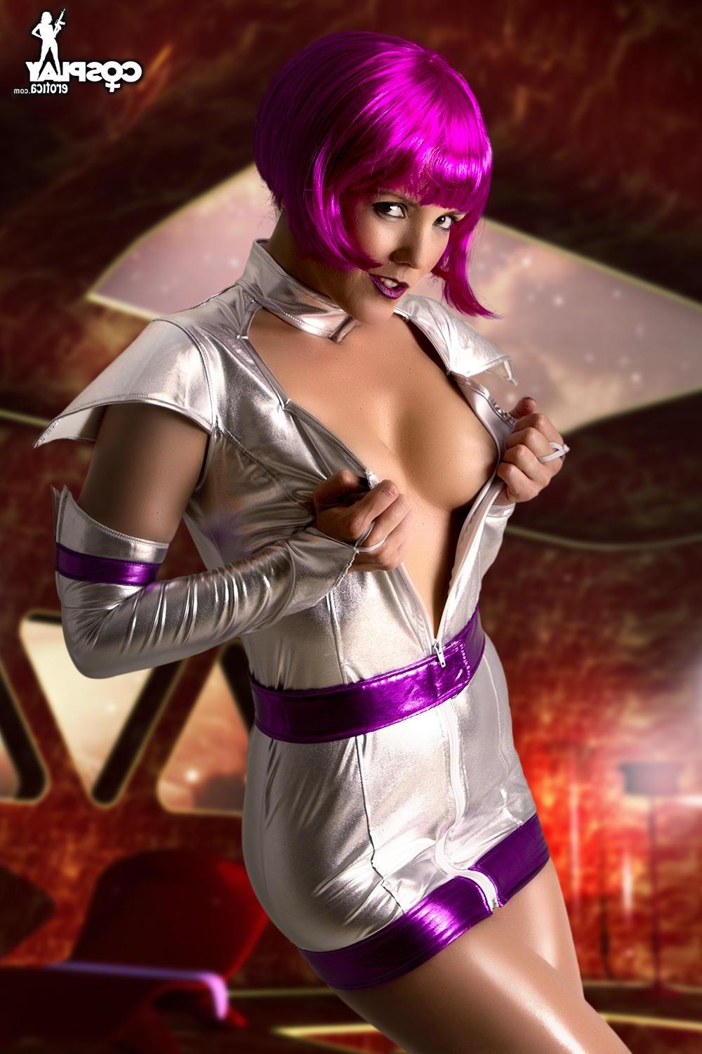 12P Cosplay hottie Gogo exposes her hot body in costume