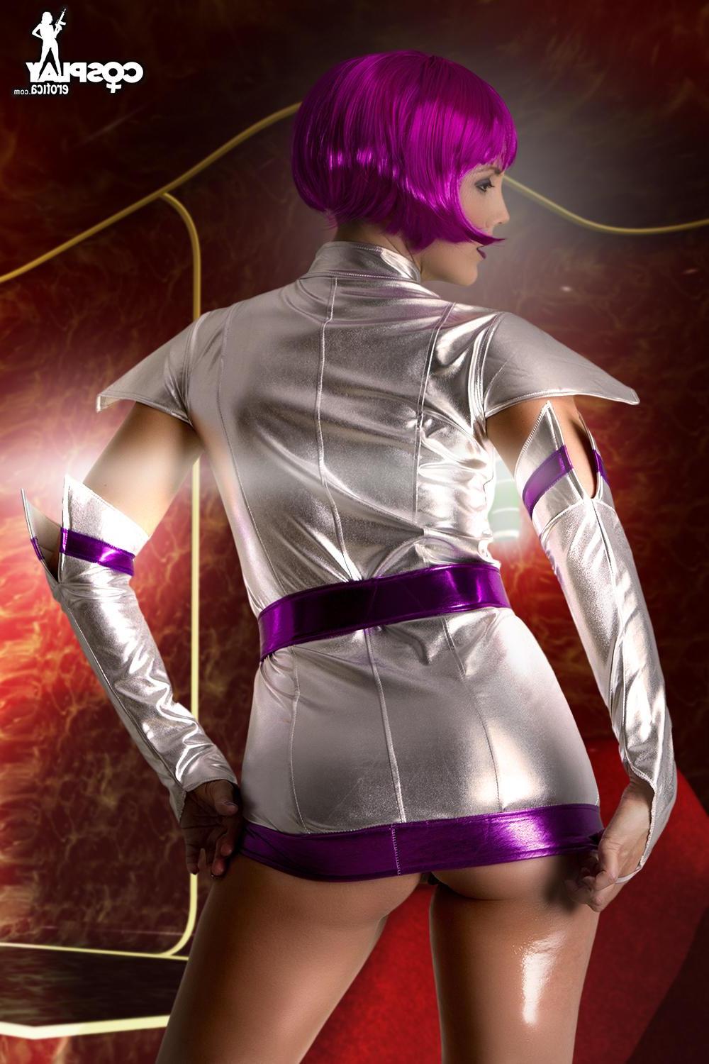 12P Cosplay hottie Gogo exposes her hot body in costume