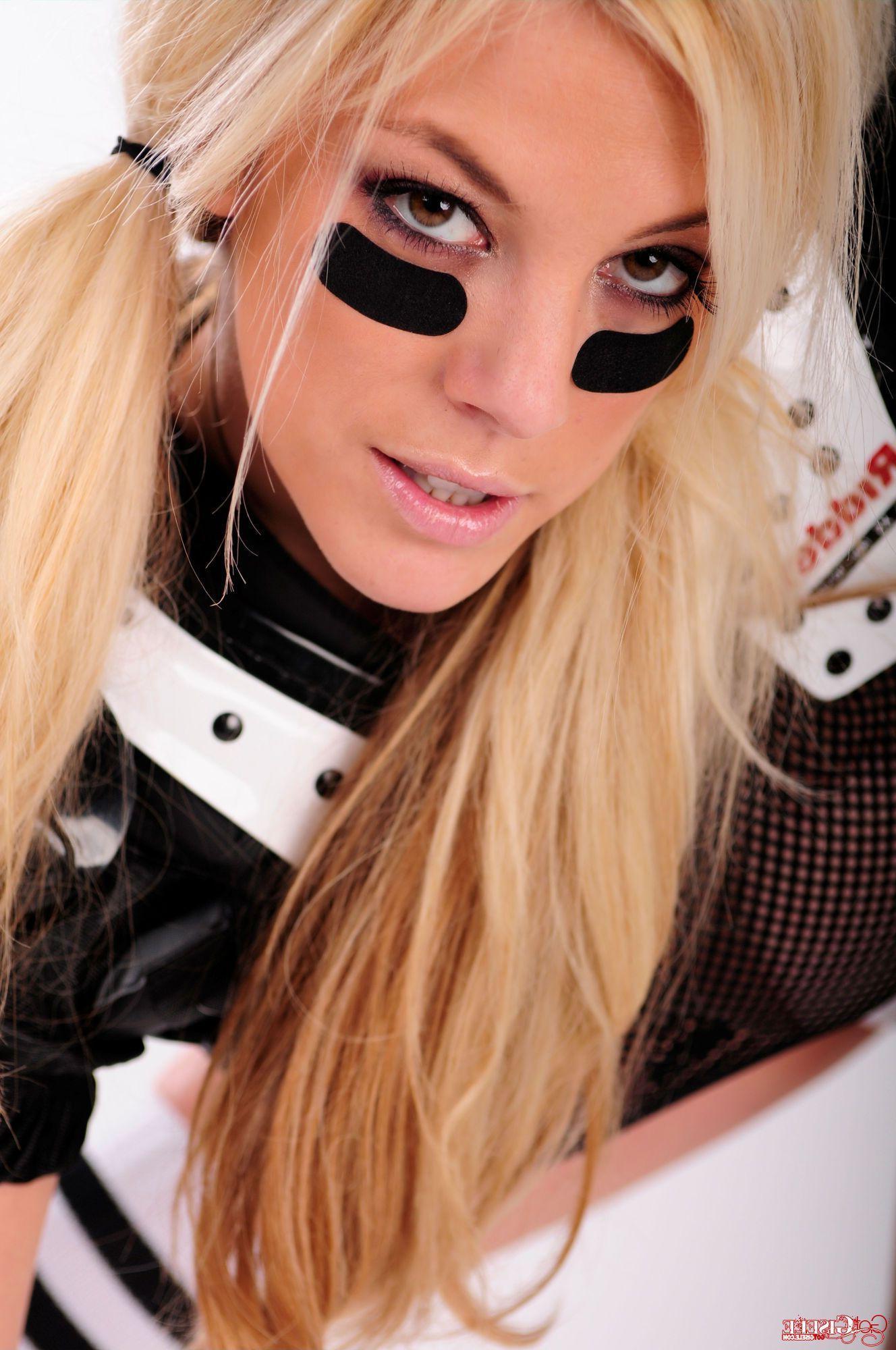 12P Pictures of Got Gisele showing off her love of football