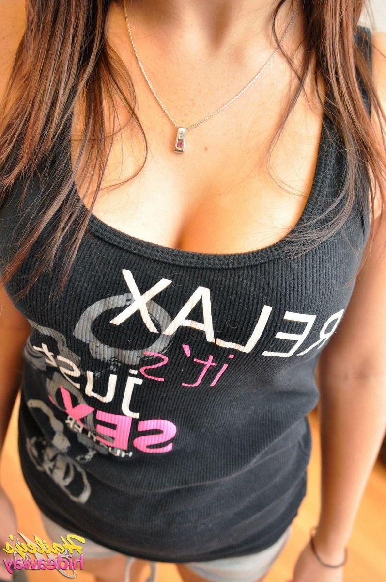 20P Pictures of Hailey's Hideaway showing her hot body while working out