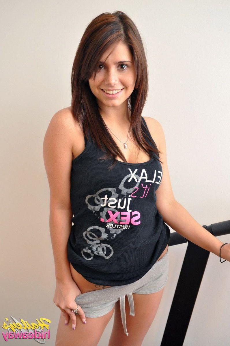 20P Pictures of Hailey's Hideaway showing her hot body while working out
