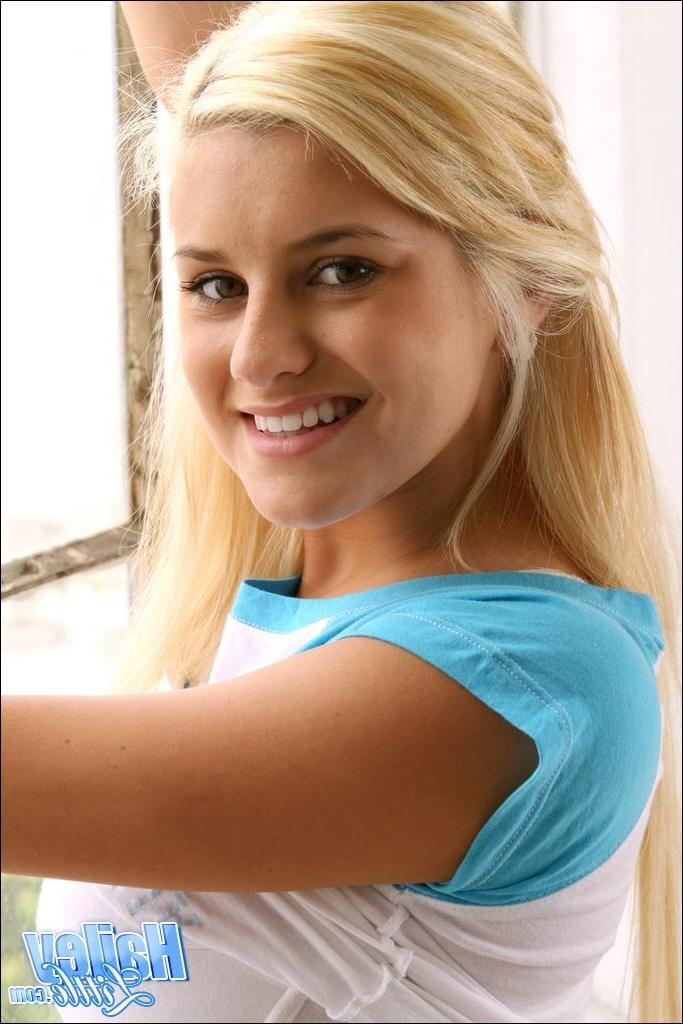 20P Pictures of Hailey Little teasing in shorts