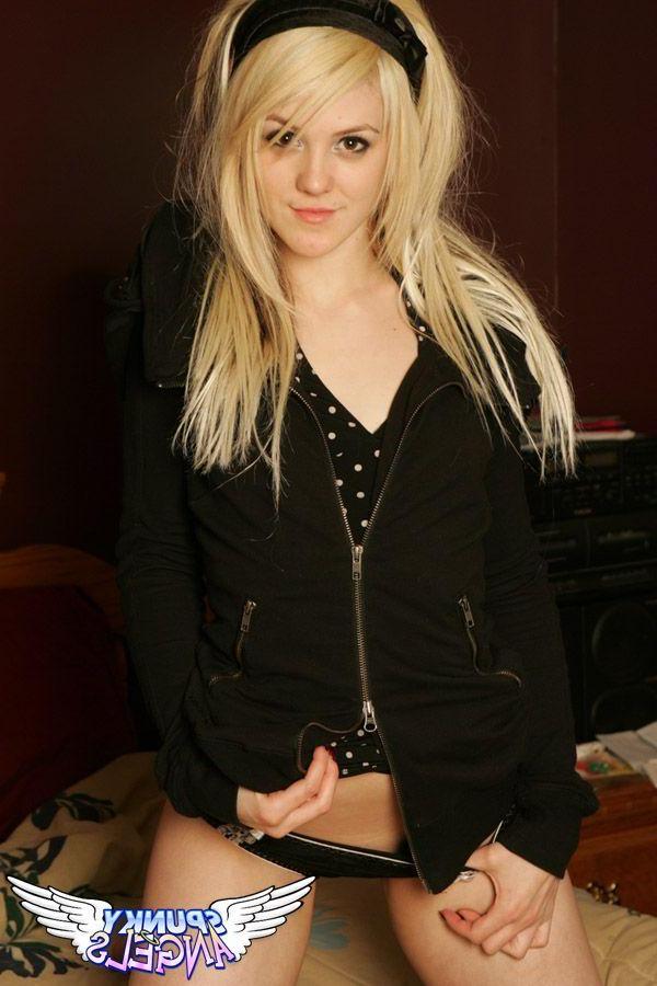 20P Pictures of teen angel Haley showing her sexy body