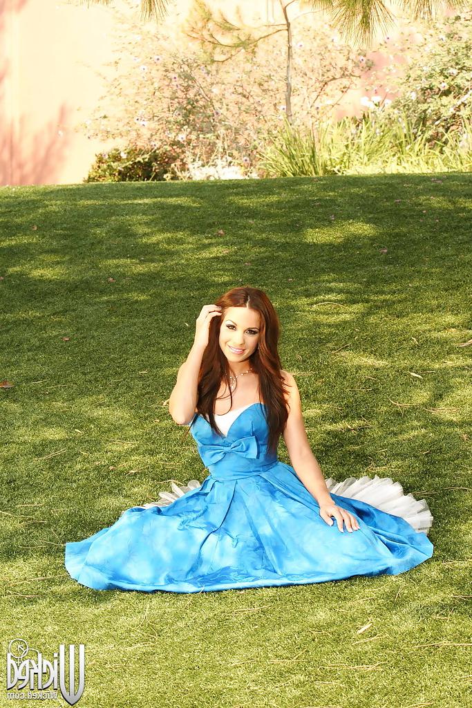 16P Arousing babe Kirsten Price uncovering her ravishing curves outdoor