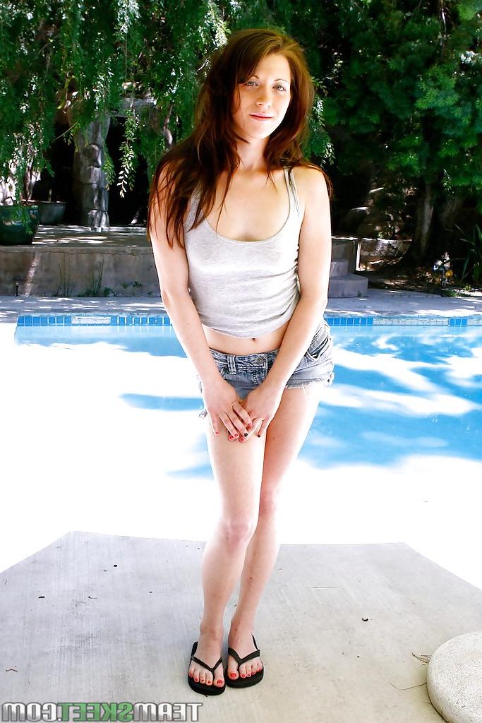 16P Unique babe Kristine Kay is fond of showing her new solo outdoor clips